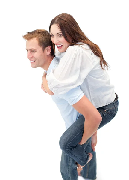 Strålande mannen ger sin tjejkompis piggyback ride — Stockfoto