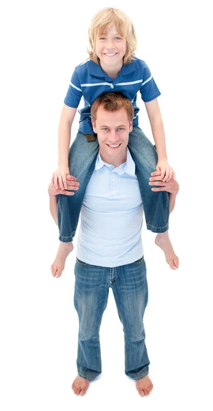 Retrato de pai dando seu filho passeio de piggyback — Fotografia de Stock