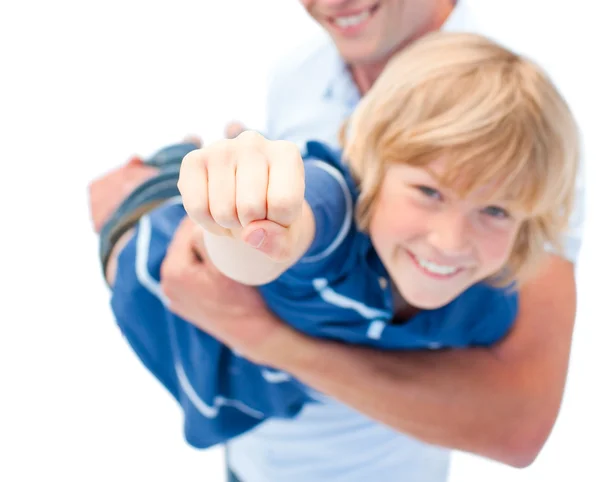 Uśmiechnięty chłopiec korzystających piggyback jazdy z ojcem — Zdjęcie stockowe