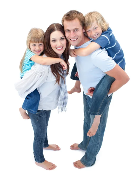 Liebevolle Familie genießt Huckepackfahrt — Stockfoto