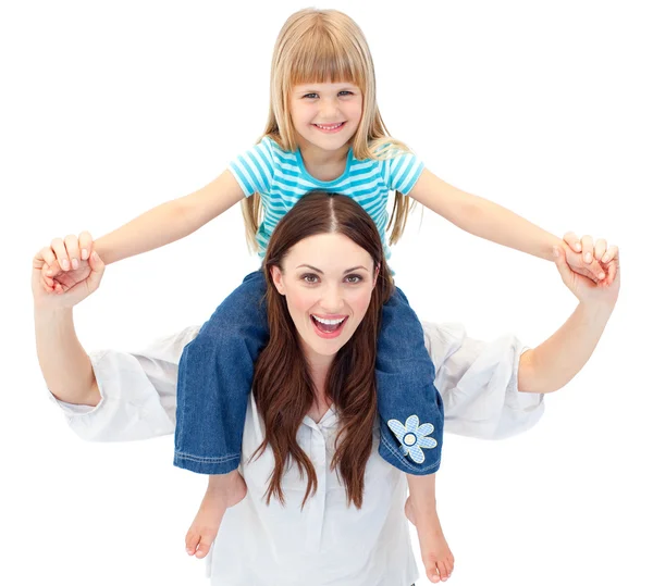 Entusiastisk mor ger hennes dotter piggyback rida — Stockfoto