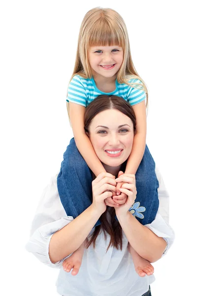 Leende brunett mamma ger hennes dotter piggyback rida — Stockfoto