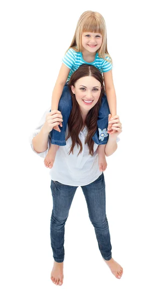Kaukaski matka brunetka daje jej córka piggyback jeździć — Zdjęcie stockowe