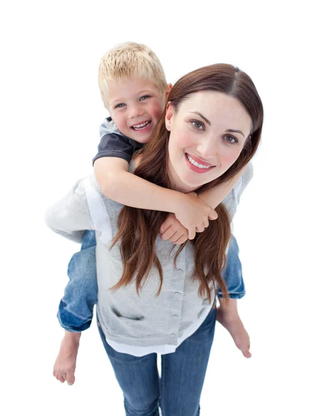 Bliska matka brunetka daje jej syn piggyback jazdy — Zdjęcie stockowe