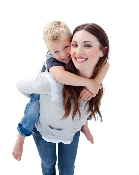 Uśmiechnięte matki, dając jej syn piggyback jazdy — Zdjęcie stockowe