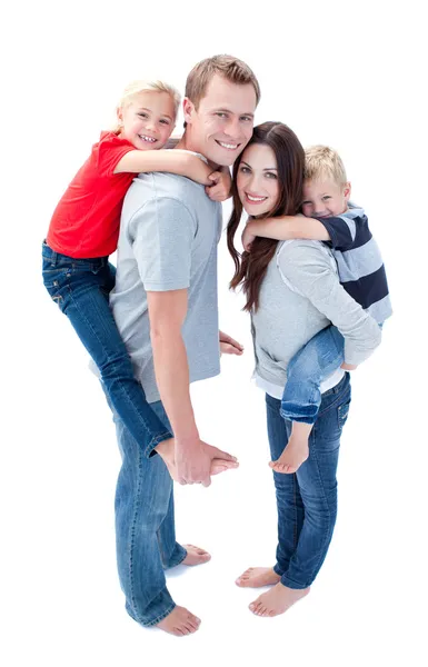 Feliz família desfrutando de passeio de piggyback — Fotografia de Stock