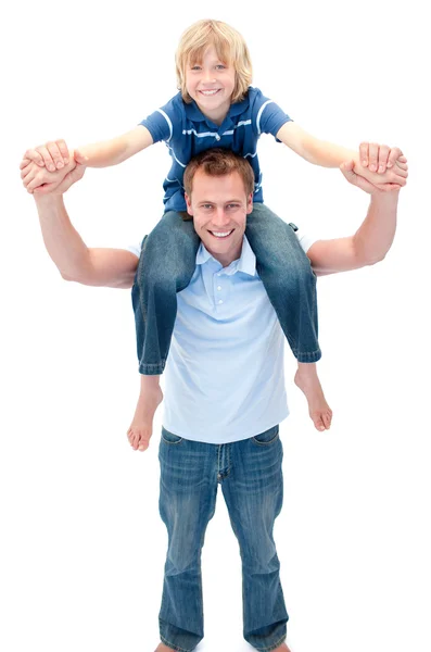 Uśmiechnięty ojciec daje synowi piggyback jazdy — Zdjęcie stockowe