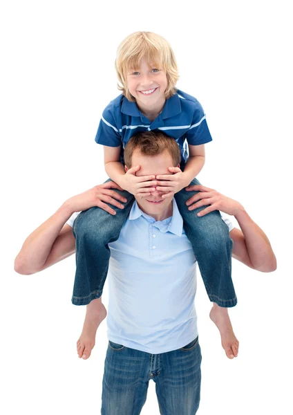 Wesoły ojciec daje synowi piggyback jazdy — Zdjęcie stockowe