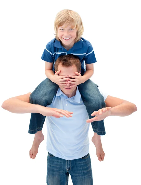 Radosny ojciec daje synowi piggyback jazdy — Zdjęcie stockowe