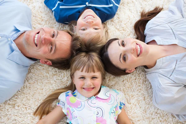 Bir daire içinde yalan gülümseyen aile — Stockfoto