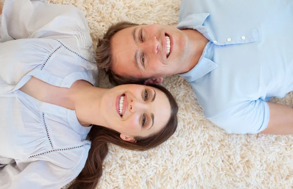 Romantický pár ležící na podlaze — Stock fotografie