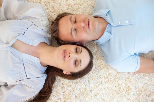 Couple affectueux couché sur le sol — Photo