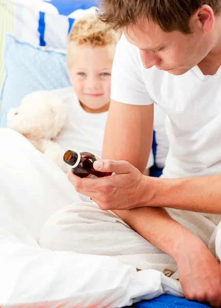 Homem preocupado cuidando de seu filho doente — Fotografia de Stock