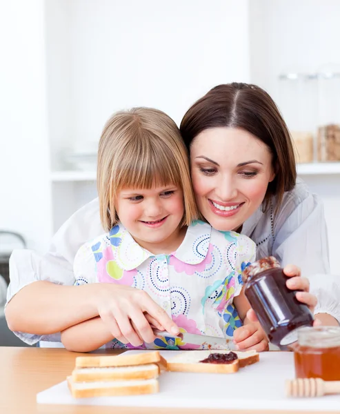 Gülümseyen anne kızıyla kahvaltı hazırlamak yardımcı — Stok fotoğraf