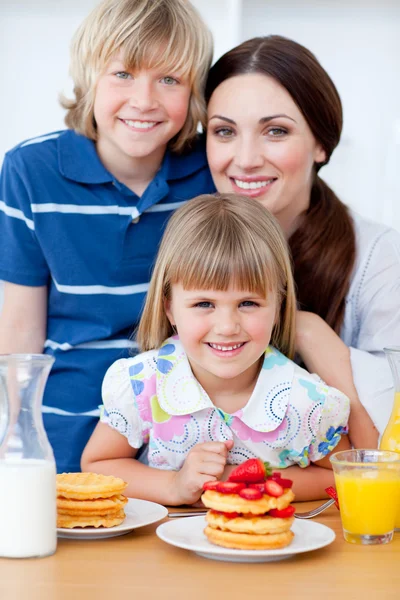 Porträt einer Mutter und ihrer Kinder beim Frühstück — Stockfoto