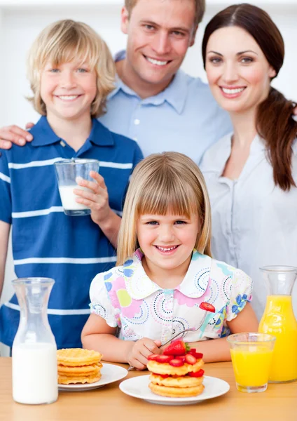 Glada familjen äter frukost i köket — Stockfoto