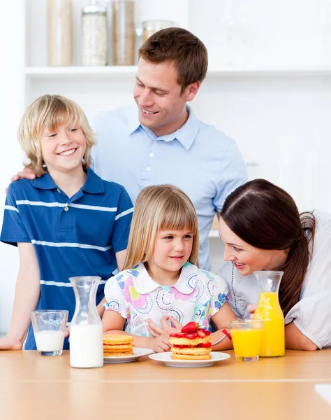 陽気な家族のキッチンで朝食を食べる — ストック写真