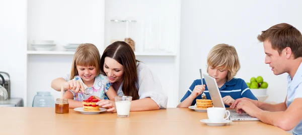 Merry familie eten ontbijt in de keuken — Stockfoto
