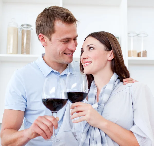 Amante pareja bebiendo vino tinto —  Fotos de Stock