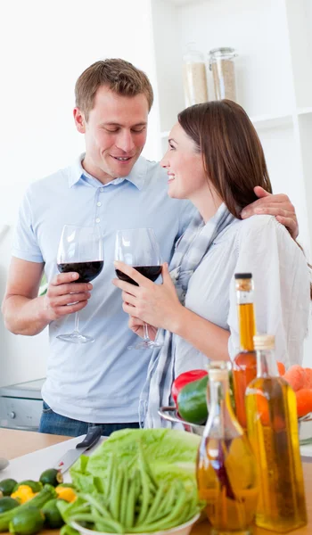 Romantisches Paar trinkt Wein beim Kochen — Stockfoto