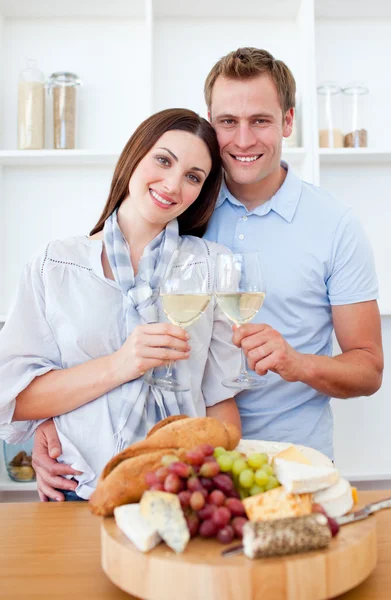 喝白葡萄酒对快乐的夫妻 — 图库照片