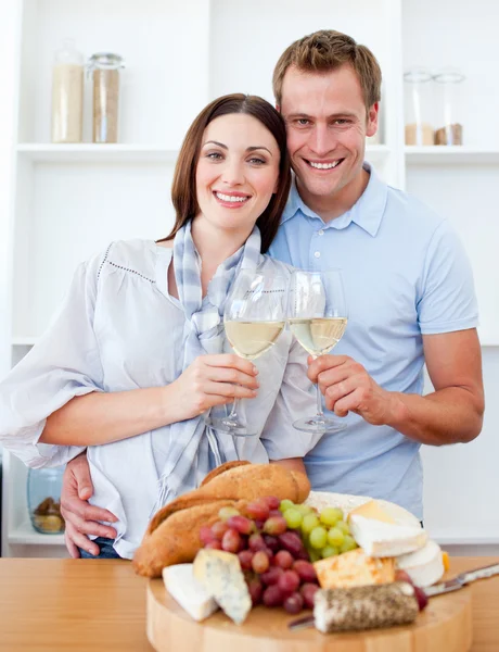 Lächelnde Liebhaber, die Weißwein trinken — Stockfoto
