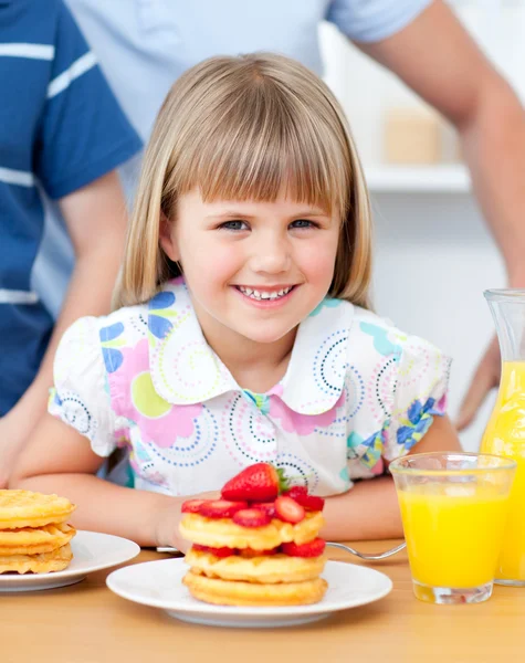 Smiiling 的肖像吃华夫饼与 strawberr 的小女孩 — 图库照片