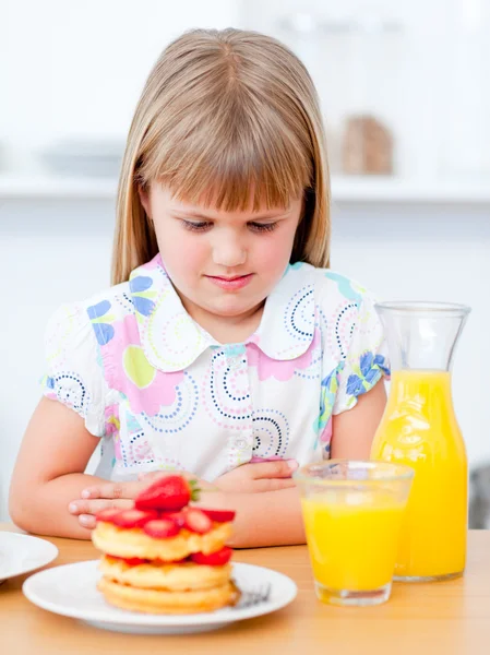 Schattig klein meisje wafels met aardbeien eten — Stockfoto