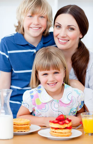 性格开朗的母亲和她的孩子们吃的华夫饼干配 strawberrie — 图库照片