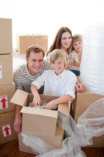 Szczęśliwa rodzina opakowania pudełka — Zdjęcie stockowe