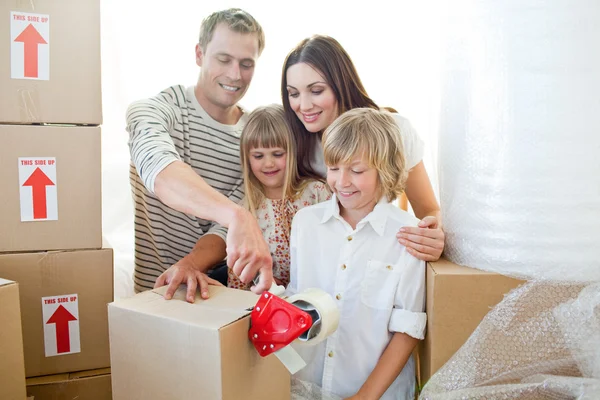 Merry familie verpakking vakken — Stockfoto
