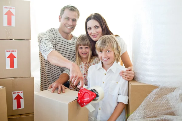 Levendige familie verpakking vakken — Stockfoto