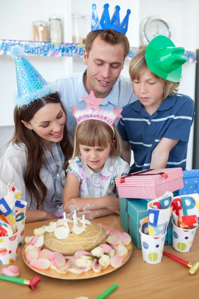 Glückliches kleines Mädchen feiert ihren Geburtstag — Stockfoto