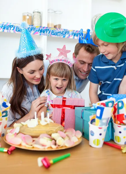 Bionda bambina festeggia il suo compleanno — Foto Stock