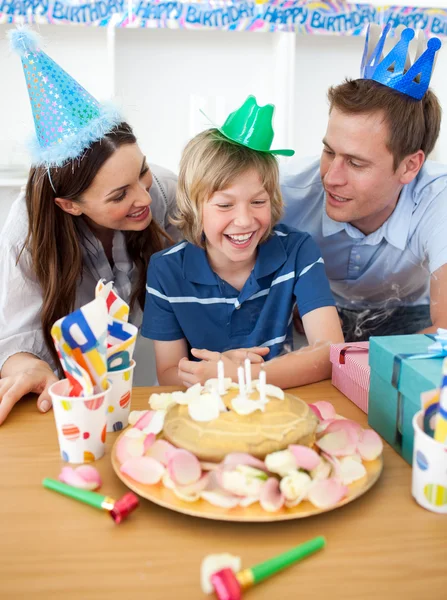 Милый маленький мальчик празднует свой день рождения — стоковое фото