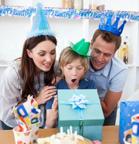 Criança loira comemorando seu aniversário — Fotografia de Stock