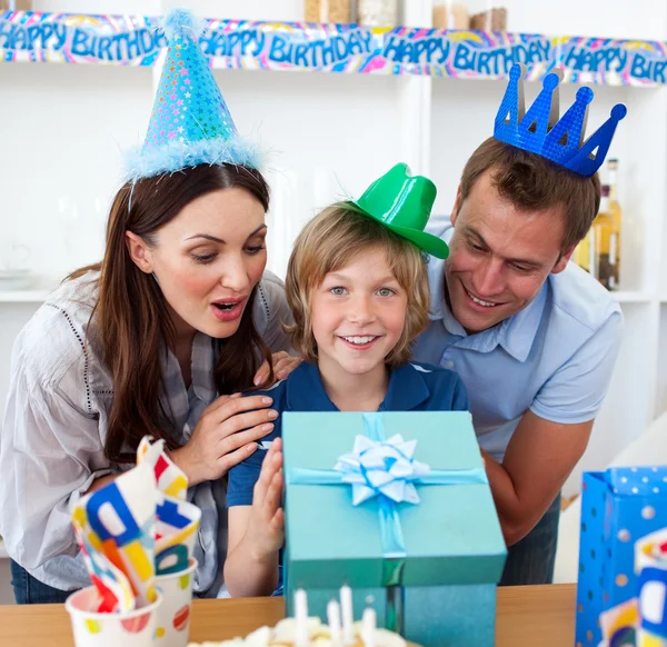 Pais amorosos celebrando o aniversário de seu filho — Fotografia de Stock