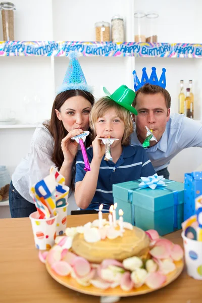 Radostné rodiče slaví jejich syna narozeniny — Stock fotografie