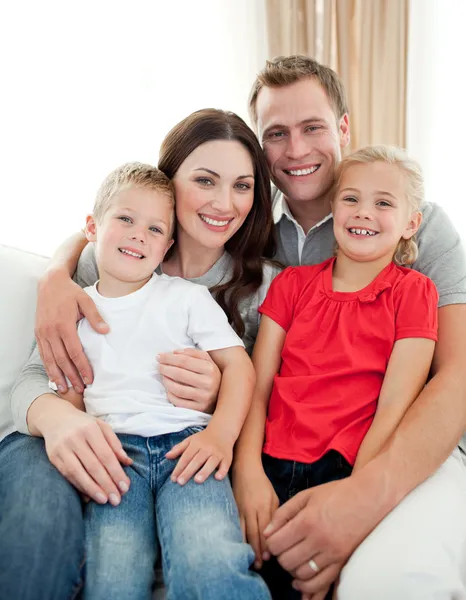 Крупный план очаровательной семьи, сидящей на диване — стоковое фото