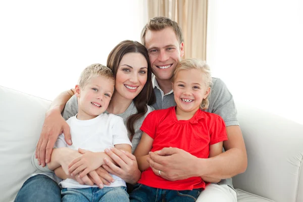 Портрет счастливой семьи, сидящей на диване — стоковое фото