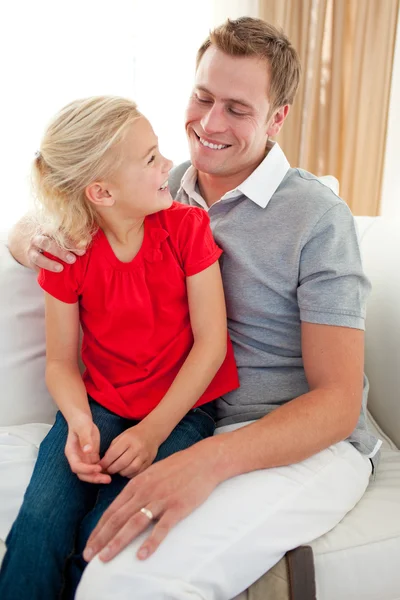 Sevimli küçük kız babasıyla birlikte kanepede oturan — Stok fotoğraf