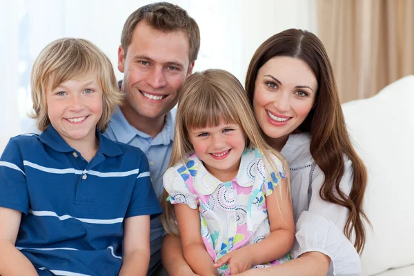 一个幸福的家庭，在沙发上的肖像 — 图库照片