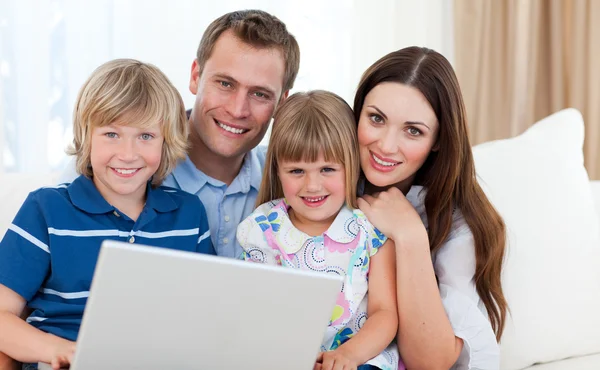 Молодая семья в Интернете — стоковое фото