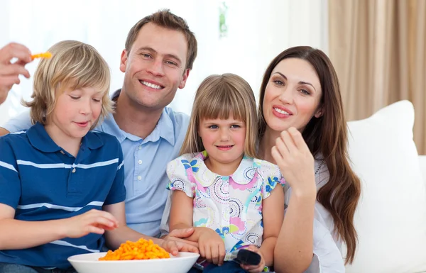 Glückliche Familie isst Chips — Stockfoto