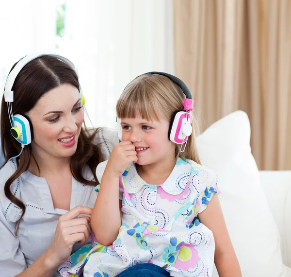 Retrato de uma mãe e sua filha ouvindo música — Fotografia de Stock