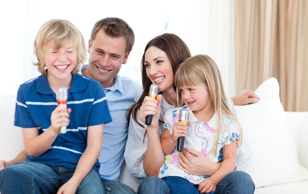 Laughing family singing together — Stock Photo, Image