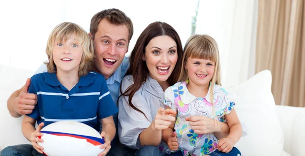 Happy family watching a rugby match — Stock Photo, Image