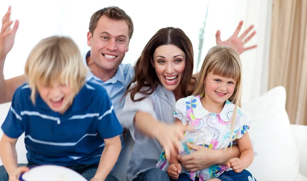 Aufgeregte Familie feiert ein Tor — Stockfoto