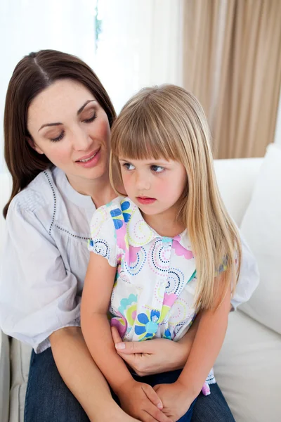 Sevimli sarışın kız annesinin kucağında oturan — Stok fotoğraf