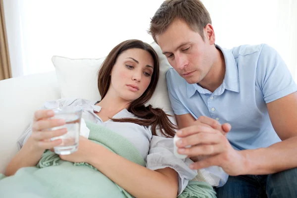 Lieve man nursering zijn zieke vrouw — Stockfoto